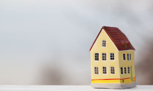 miniature_house_figurine_sbi_300934904.jpg